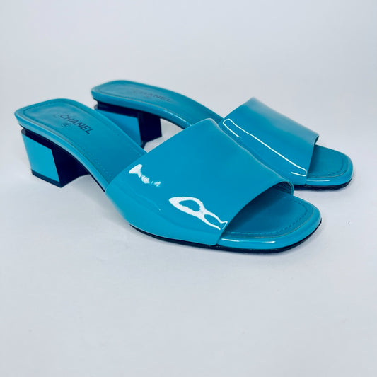 CHANEL Sandali in vernice turchese