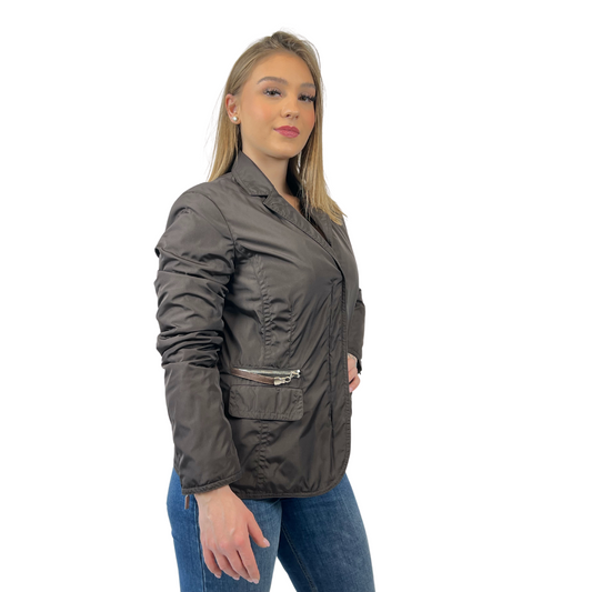 Giacca piumino leggero modello blazer con piccolo revers chiusura zip e bottoni tasche con applicazioni