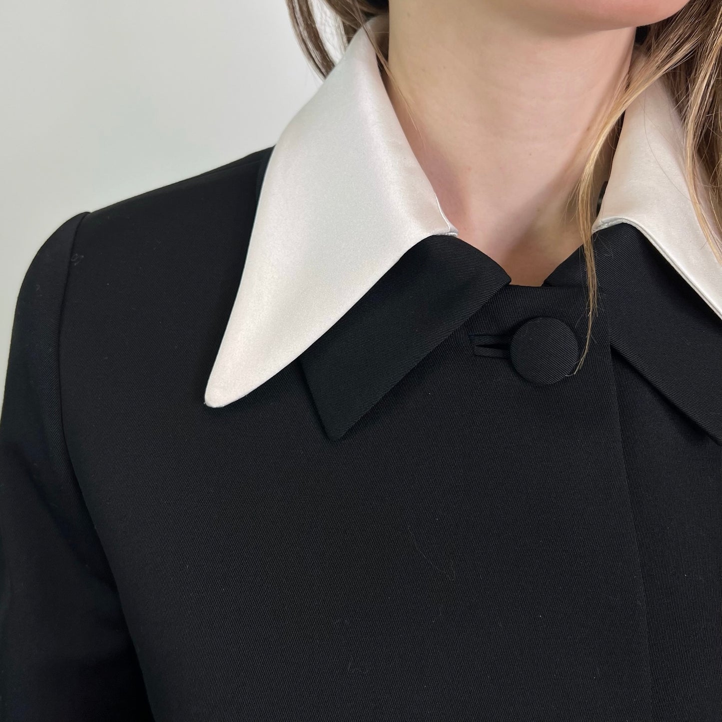 PRADA Cappottino nero con collo bianco e bottoni gioiello