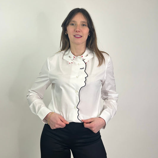 VIVETTA Camicia bianca con ricamo mani e profilo viso di donna