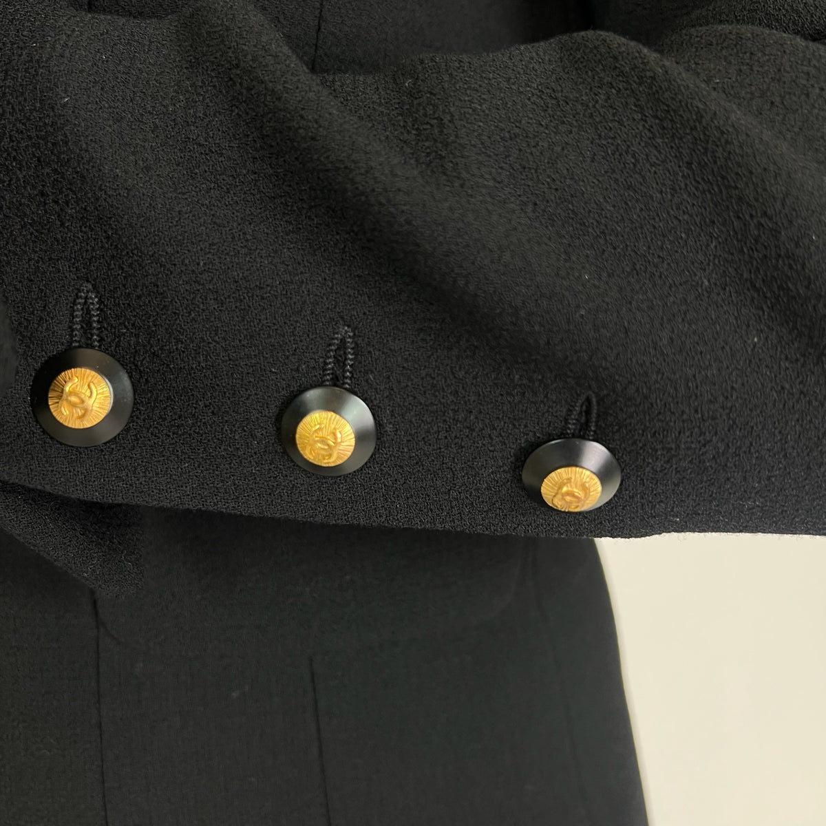 CHANEL Cappotto nero con bottoni oro logati
