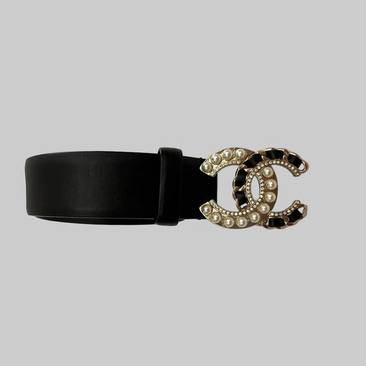 CHANEL Cintura nera con fibbia logo con perle