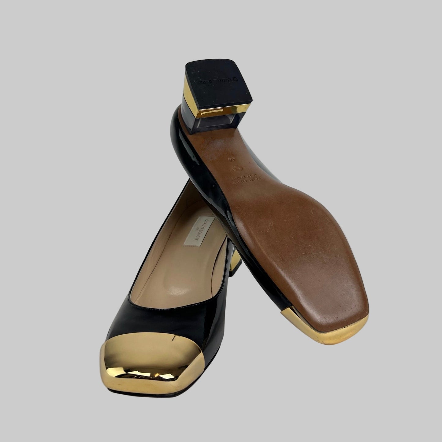 L'AUTRE CHOSE Scarpe in vernice nere con tacco e punta metallizzata oro