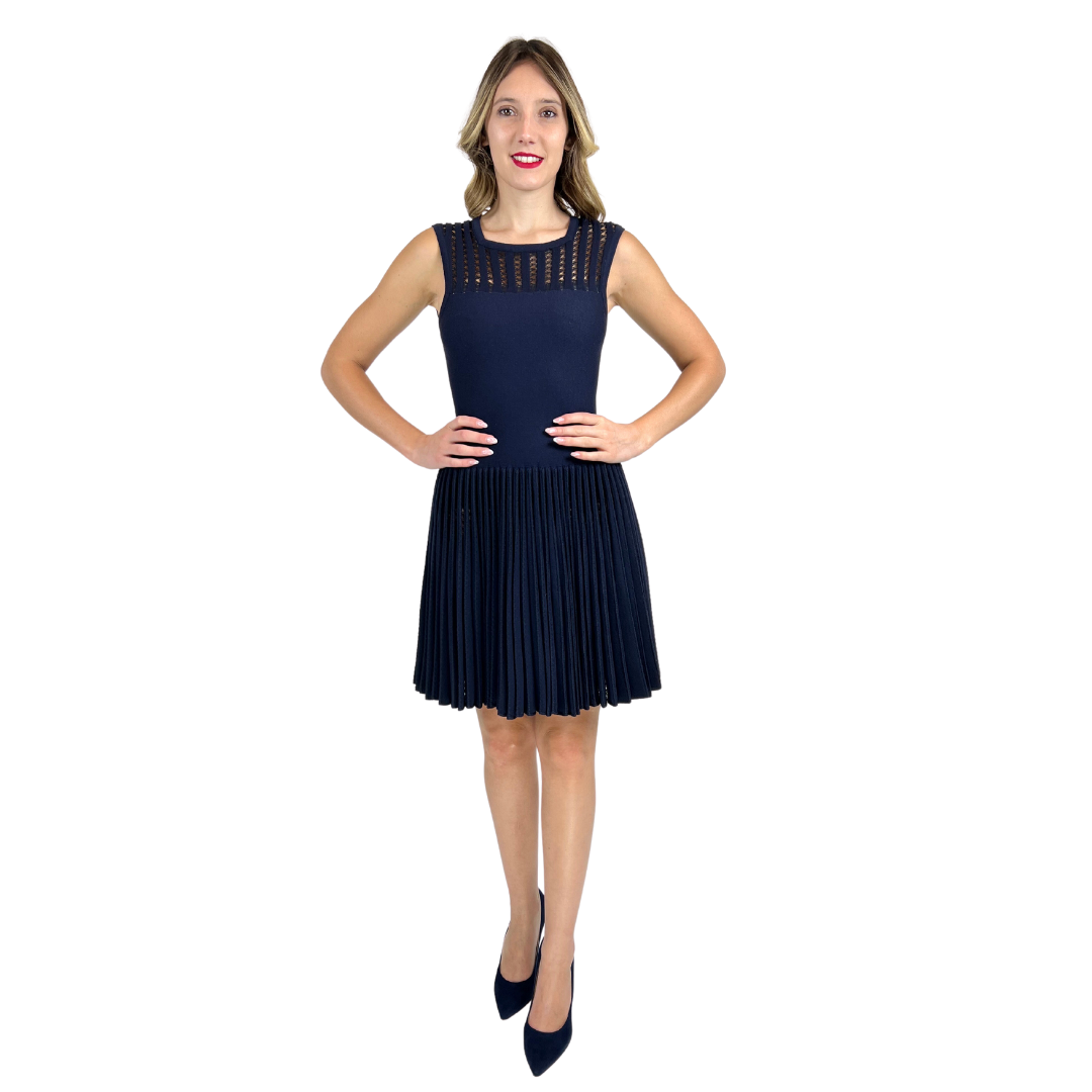 Abito elasticizzato blu con inserti in pizzo, gonna plissé con sottoveste nude, corpetto smanicato.