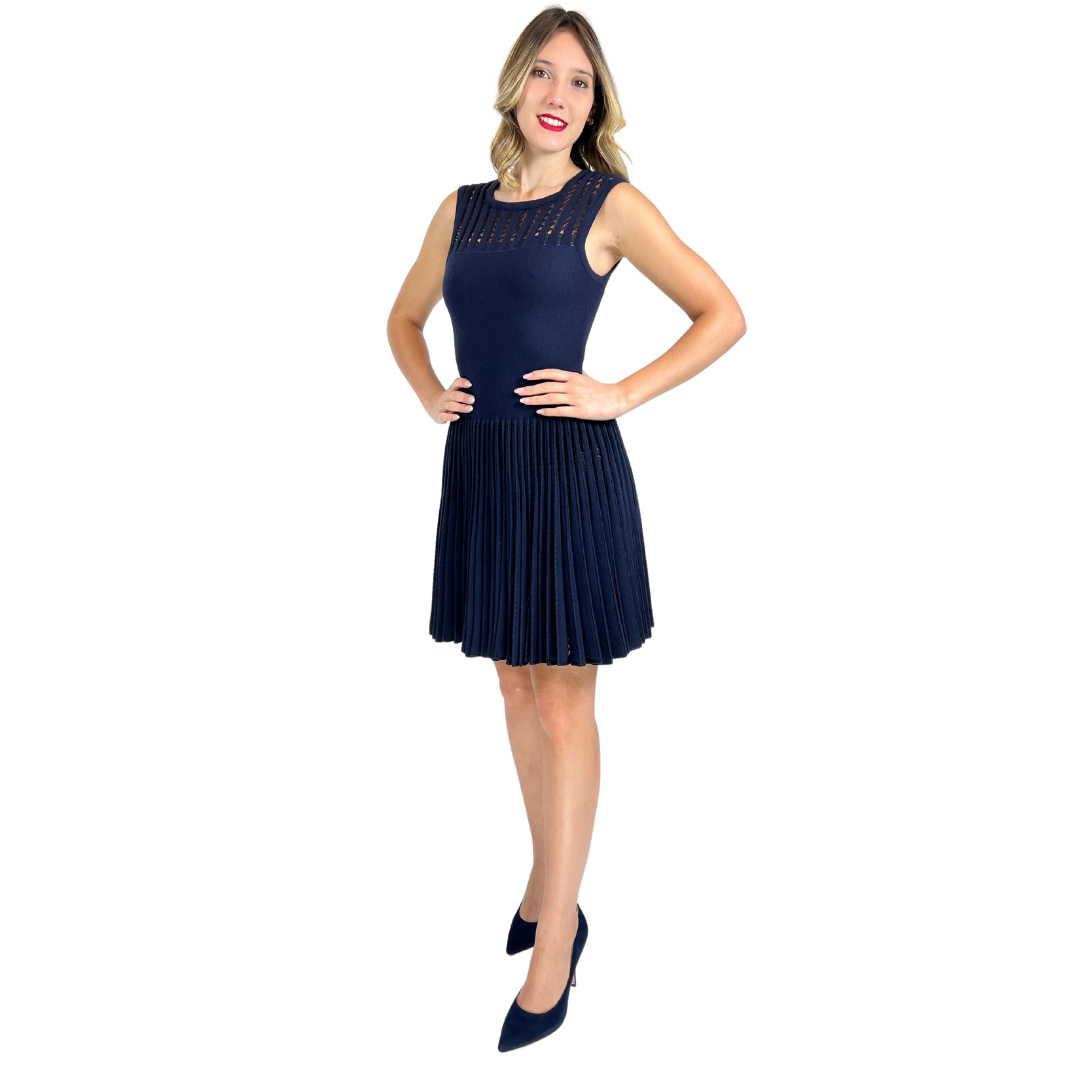Abito elasticizzato blu con inserti in pizzo, gonna plissé con sottoveste nude, corpetto smanicato.