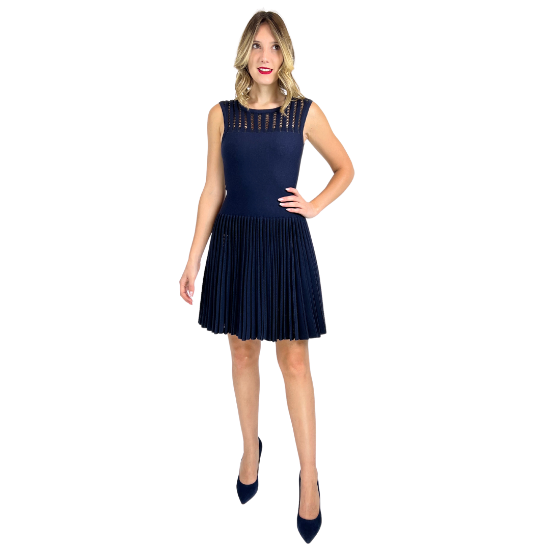 Abito elasticizzato blu con inserti in pizzo, gonna plissé con sottoveste nude, corpetto smanicato.