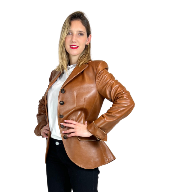 Giacca lunga stile blazer in pelle color cuoio. Modello sciancrato con due tasche patelle.