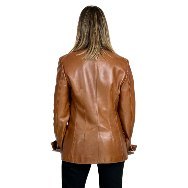 Giacca lunga stile blazer in pelle color cuoio. Modello sciancrato con due tasche patelle.