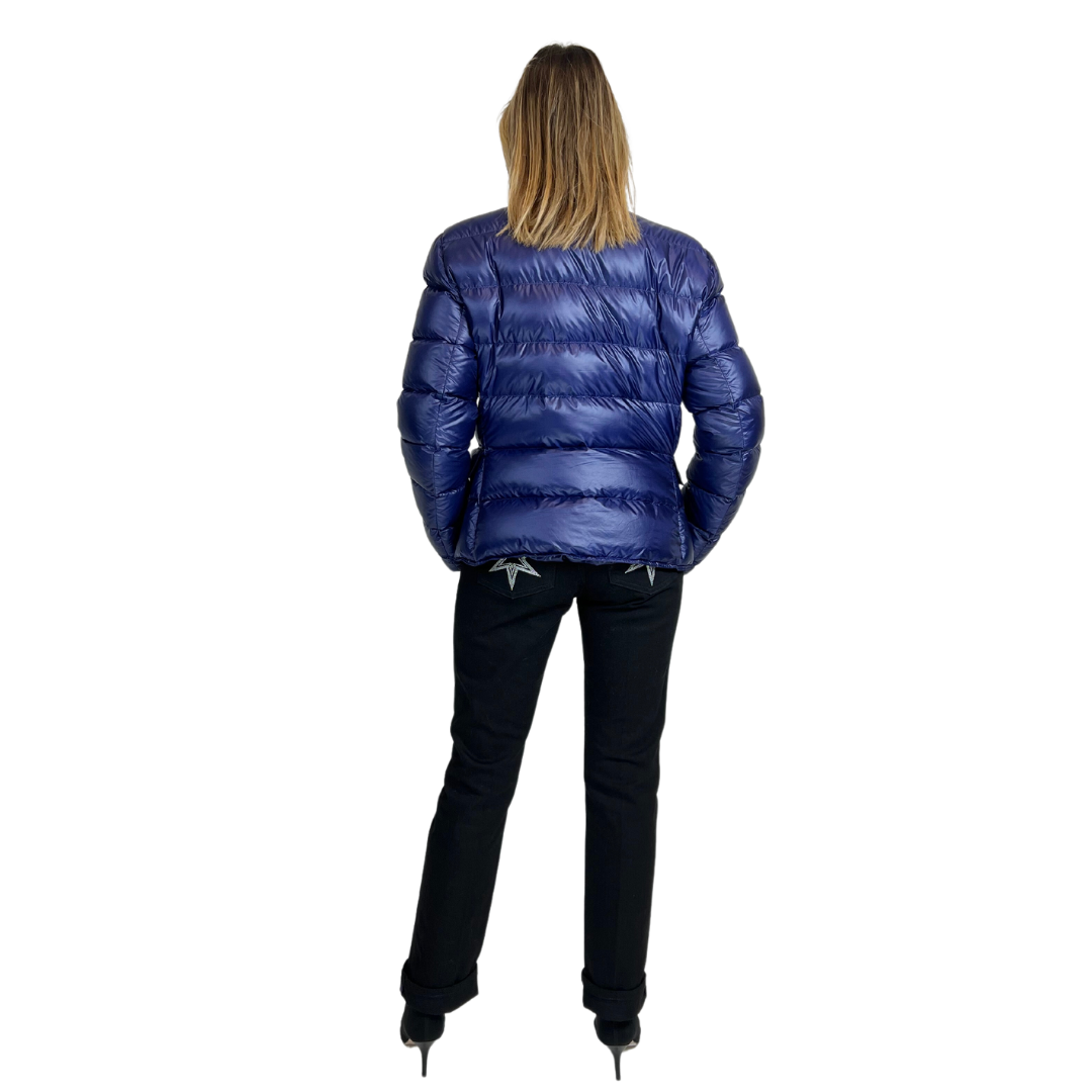 Giacca Piumino imbottito medio trapuntato orizzontale blu viola, chiusura con bottoni, due tasche applicate con patella.