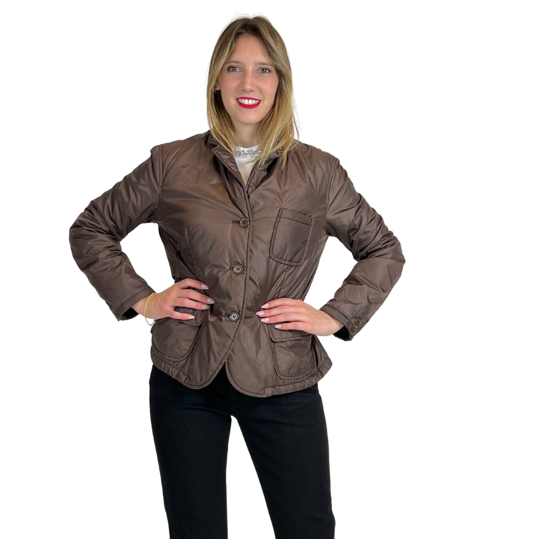 Giacca piumino modello blazer marrone con tre bottoni revers e 3 tasche applicate, manica lunga.