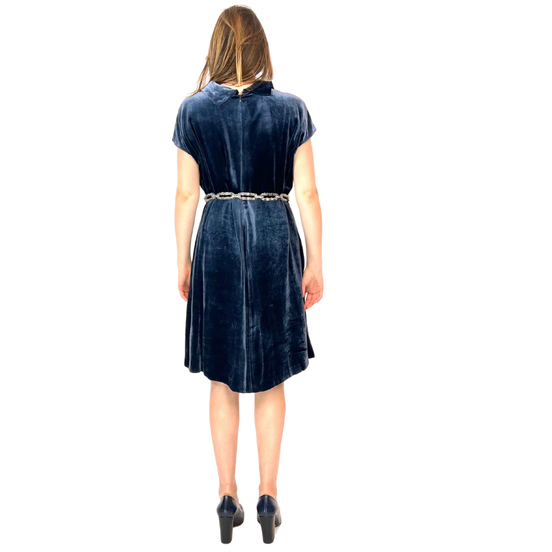 Abito in velluto rasato di seta e viscosa blu senza maniche con collo alla coreana e doppio pence