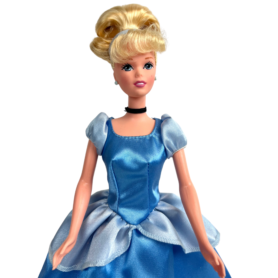 Ti presentiamo questa bambola di Cenerentola, ispirata alla gentile e coraggiosa principessa del classico film Disney! Dalla riscoperta globale di Barbie grazie al suo recente film di successo mondiale, la celebre bambola torna ad affascinare gli animi dei collezionisti e dei sognatori di tutte le età.