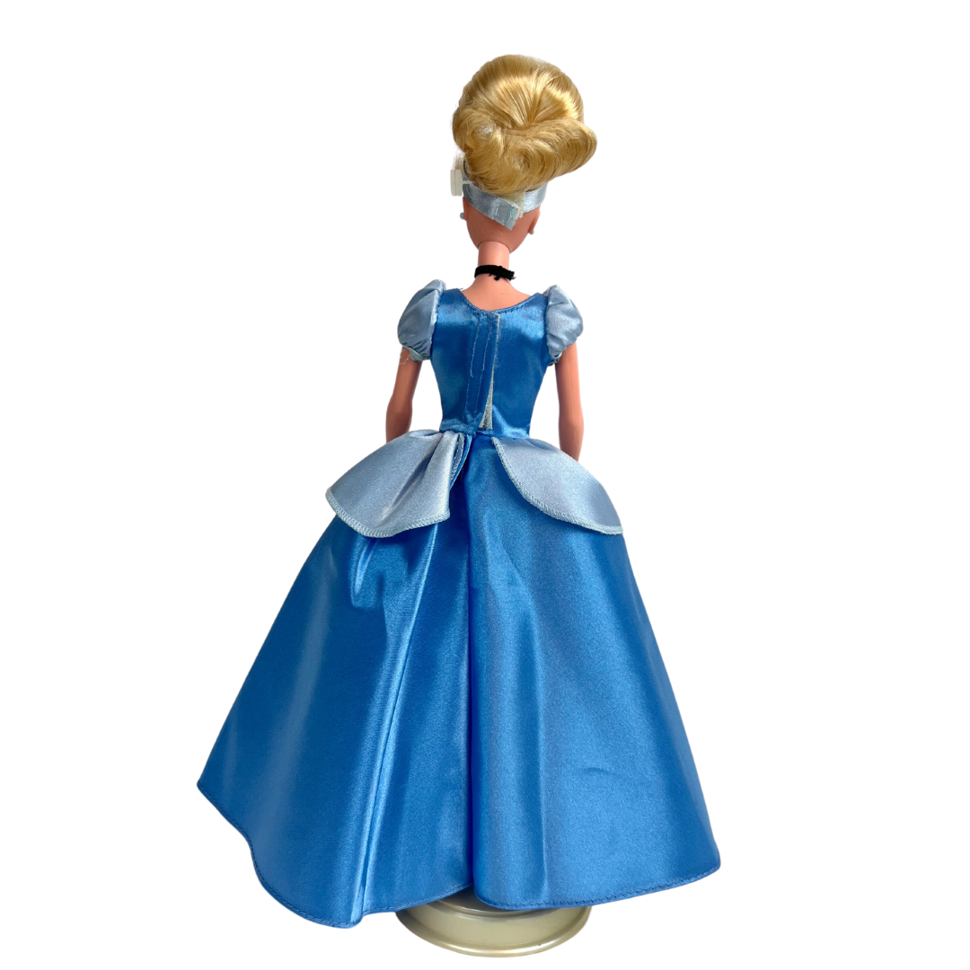 Ti presentiamo questa bambola di Cenerentola, ispirata alla gentile e coraggiosa principessa del classico film Disney! Dalla riscoperta globale di Barbie grazie al suo recente film di successo mondiale, la celebre bambola torna ad affascinare gli animi dei collezionisti e dei sognatori di tutte le età.
