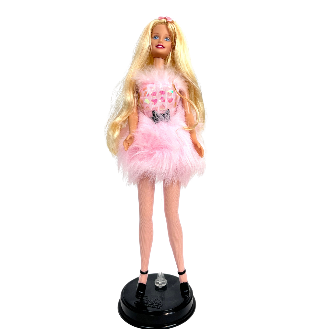 Barbie Glam & Goom è una bambola molto graziosa con dei lunghissimi capelli biondi fermati con un fiocco manca cane