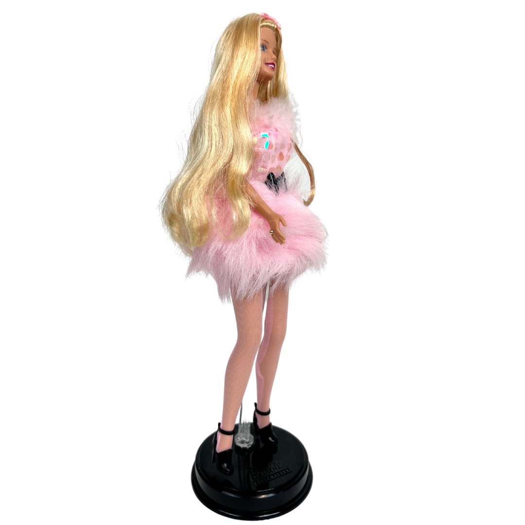 Barbie Glam & Goom è una bambola molto graziosa con dei lunghissimi capelli biondi fermati con un fiocco manca cane