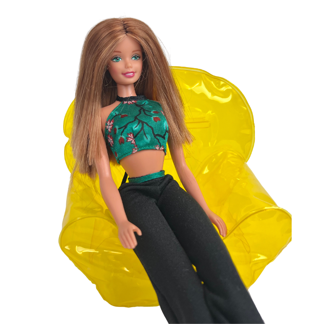 Barbie Style è una produzione del 1998. Questa bambola indossa un top verde con inserti rossi e dei jeans molto casual scuri. Ha i capelli castano chiaro e sono lunghi.