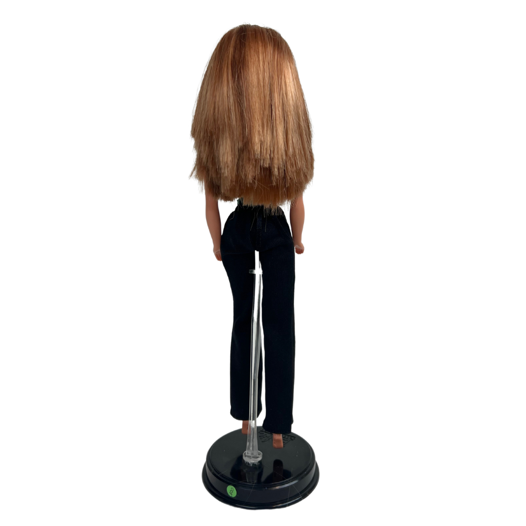 Barbie Style è una produzione del 1998. Questa bambola indossa un top verde con inserti rossi e dei jeans molto casual scuri. Ha i capelli castano chiaro e sono lunghi.