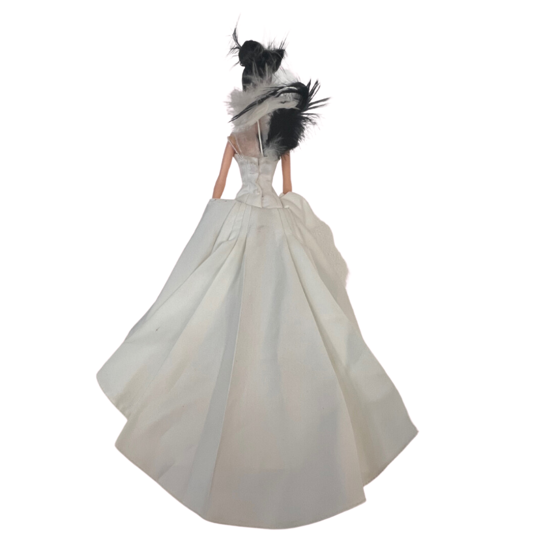 Barbie The Swan 2000 è una realizzazione Mattel del 2000 In questa versione possiamo vedere Barbie trasformarsi in un meraviglioso e leggiadro cigno nel suo abito da sera bianco con strascico e pence sulla coda, davanti più corto con dettagli di piume di cigno bianco e nero. Qualche difetto nel vestito.