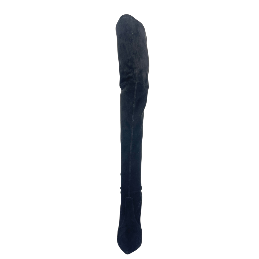 Stivale in pelle scamosciata nera con gambale sopra al ginocchio, tacco a spillo in acciaio brunito. Altezza tacco:12.5 cm