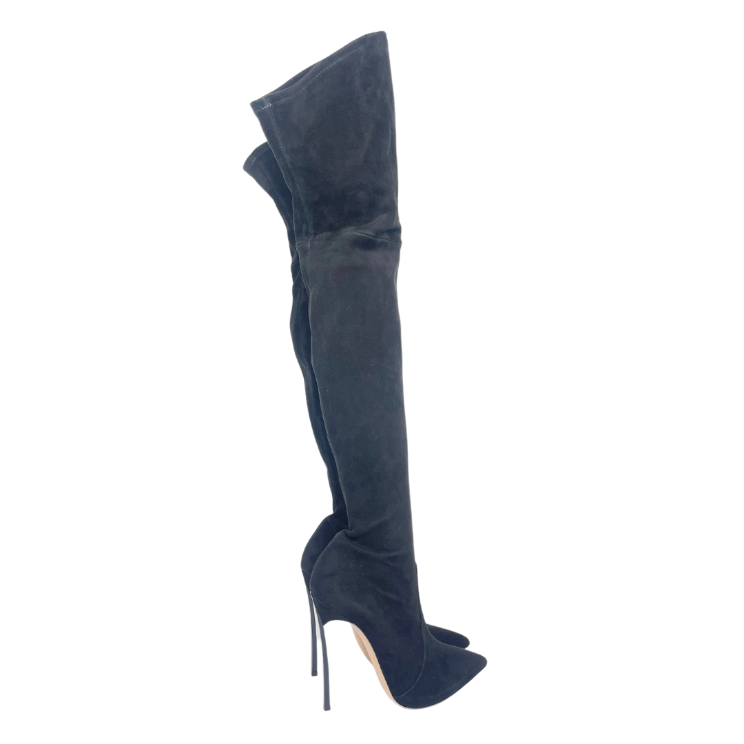Stivale in pelle scamosciata nera con gambale sopra al ginocchio, tacco a spillo in acciaio brunito. Altezza tacco:12.5 cm