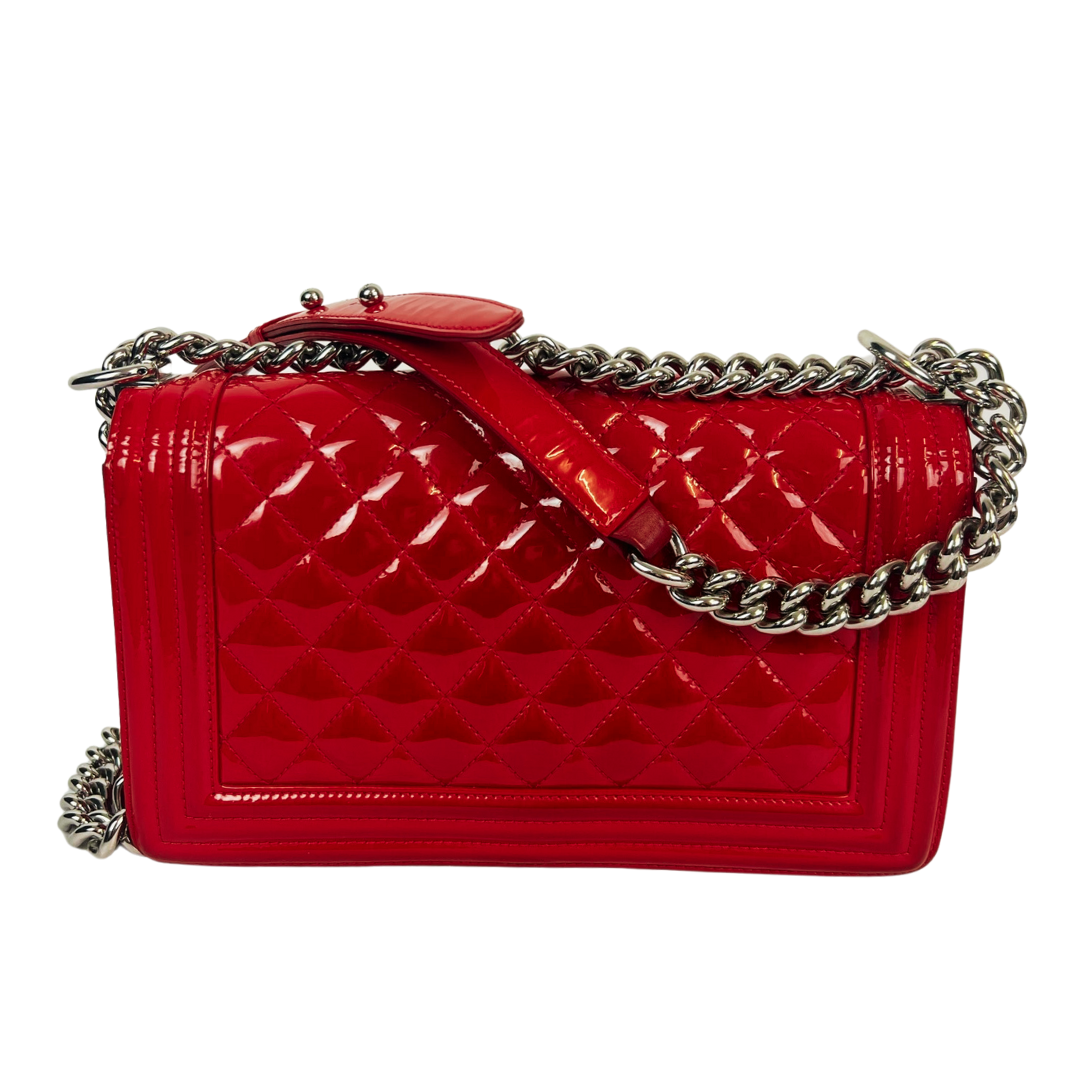 Borsa in pelle verniciata rosso acceso matelassè con hardware palladio e catena lunga regolabile "Boy" Anno 2014/2015