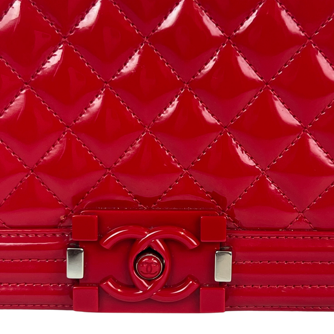 Borsa in pelle verniciata rosso acceso matelassè con hardware palladio e catena lunga regolabile "Boy" Anno 2014/2015