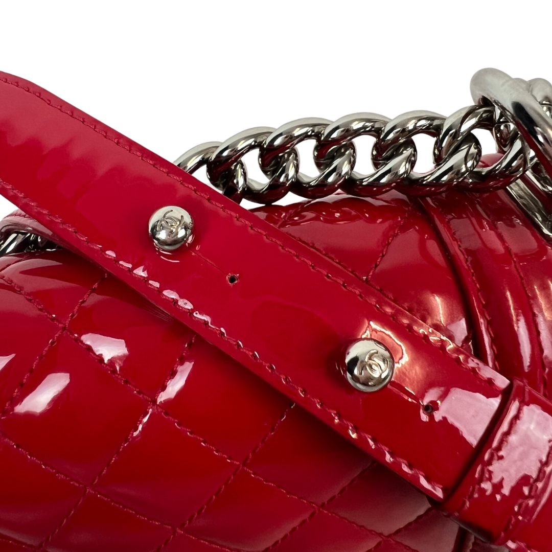 Borsa in pelle verniciata rosso acceso matelassè con hardware palladio e catena lunga regolabile "Boy" Anno 2014/2015