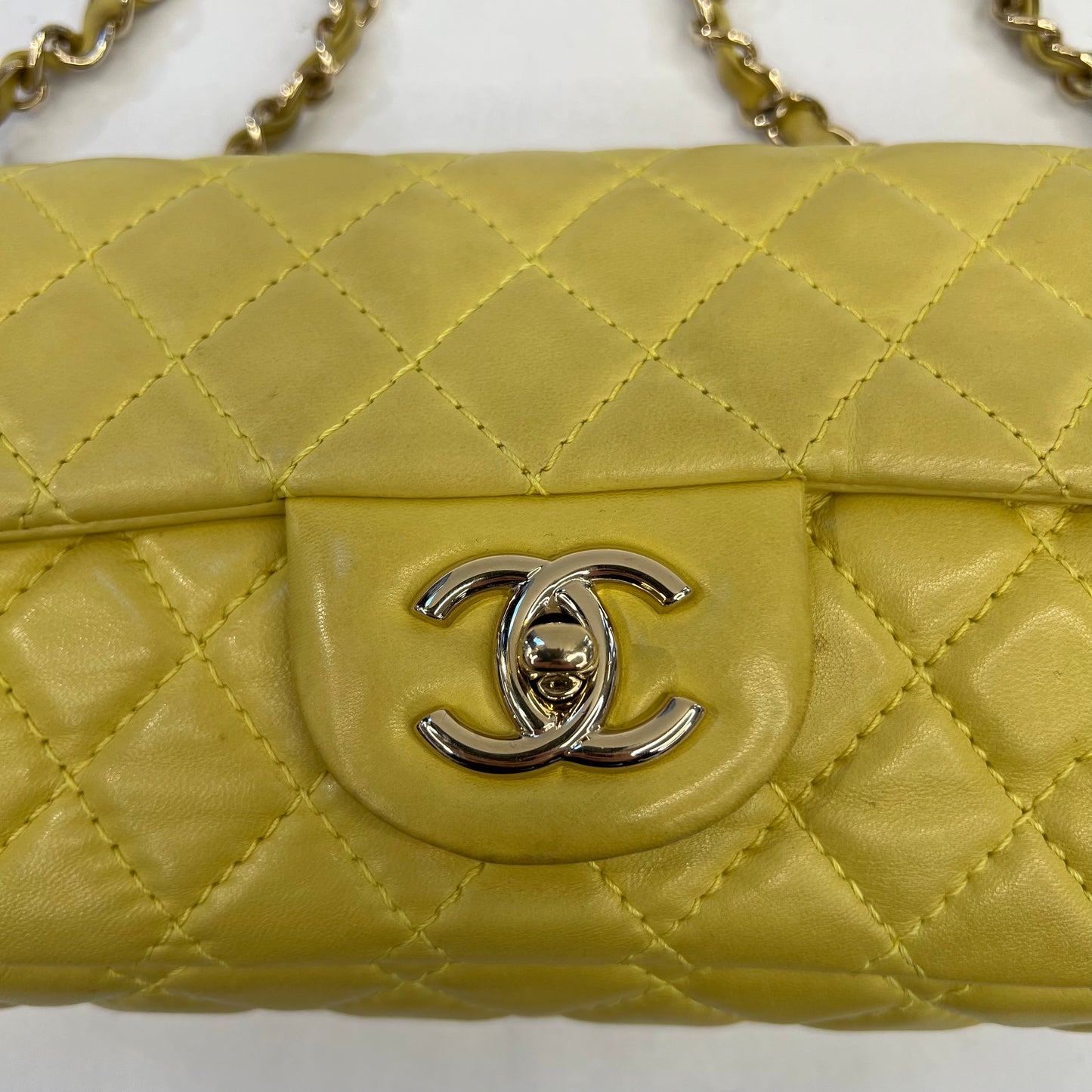 CHANEL Borsa in pelle agnello giallo lime "Timeless"