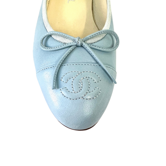 Le classiche ballerine Chanel in pelle d'agnello azzurra con logo cucito, un fiocchetto in pelle e profilo in tessuto gros grain, un classico intramontabile per essere comoda ma sempre alla moda Numero 36 Usata per uno shooting fotografico - Codice 32808