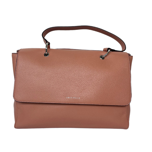 Borsa in pelle martellata rosa con parti metalliche in argento, patella con piccolo logo e tasca esterna con tracolla amovibile. Condizioni pari al nuovo Misure: altezza 21, profondità 17 cm, lunghezza 34.