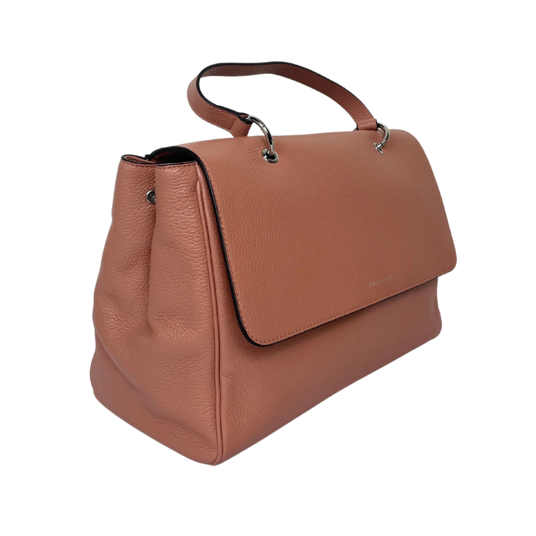Borsa in pelle martellata rosa con parti metalliche in argento, patella con piccolo logo e tasca esterna con tracolla amovibile. Condizioni pari al nuovo Misure: altezza 21, profondità 17 cm, lunghezza 34.