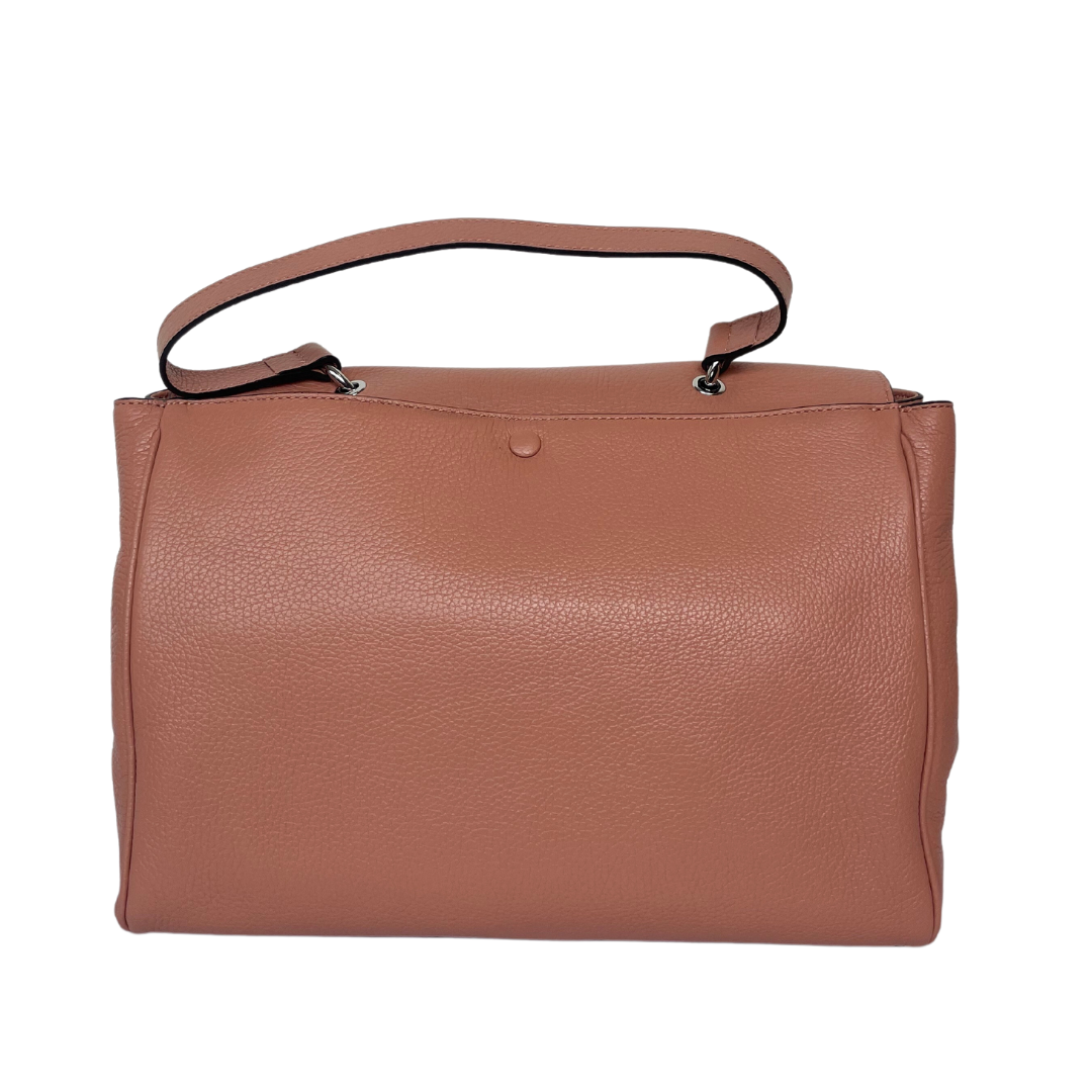 Borsa in pelle martellata rosa con parti metalliche in argento, patella con piccolo logo e tasca esterna con tracolla amovibile. Condizioni pari al nuovo Misure: altezza 21, profondità 17 cm, lunghezza 34.