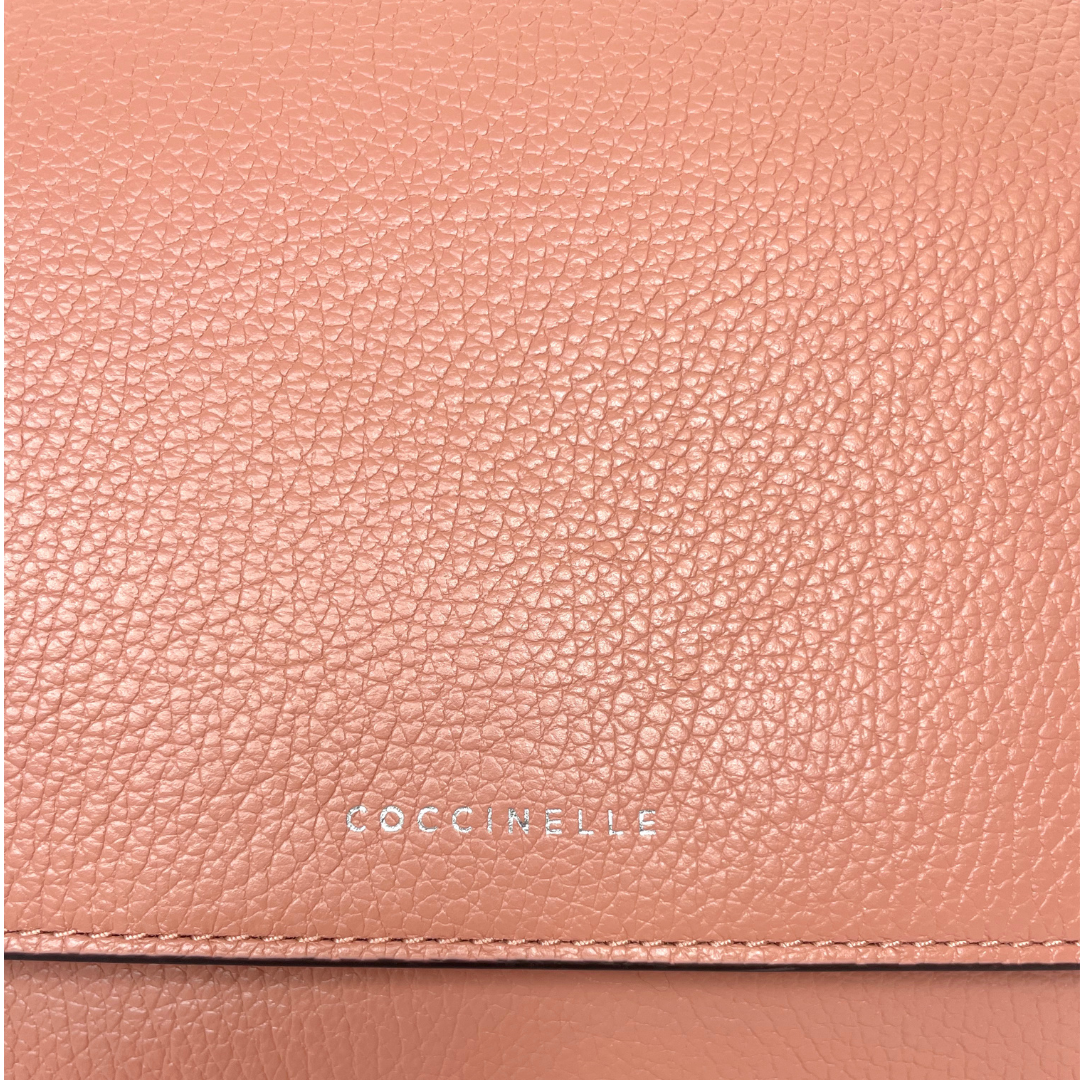 Borsa in pelle martellata rosa con parti metalliche in argento, patella con piccolo logo e tasca esterna con tracolla amovibile. Condizioni pari al nuovo Misure: altezza 21, profondità 17 cm, lunghezza 34.