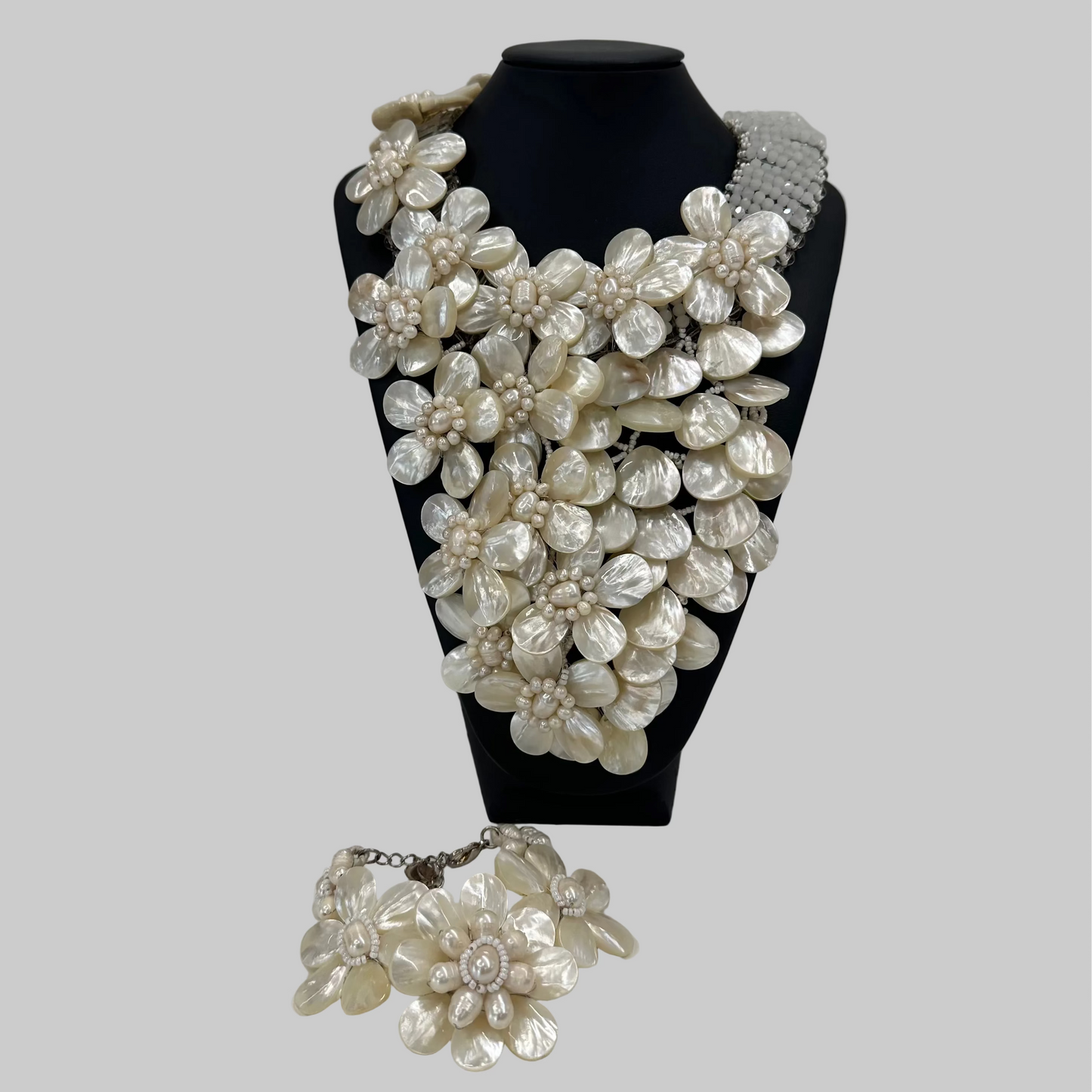 DAMIANA FIORENTINI Collana grande con fiori bianco madreperla