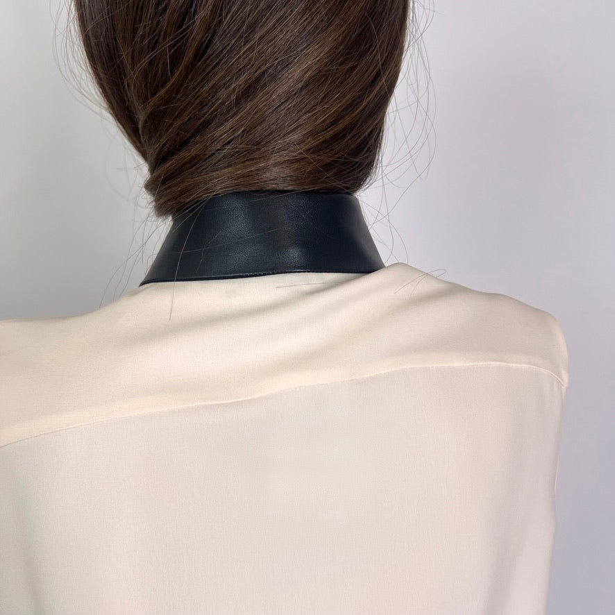 GUCCI Top in seta avorio con colletto in pelle nera