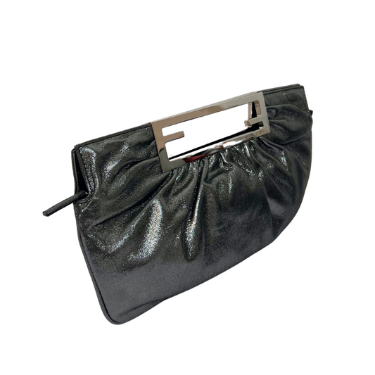 Borsa pochette rettangolare argento piombo cangiante plissettata con manico, incluso logo metallico hrdw argento doppia F e chiusura zip. Dimensioni: 32X17