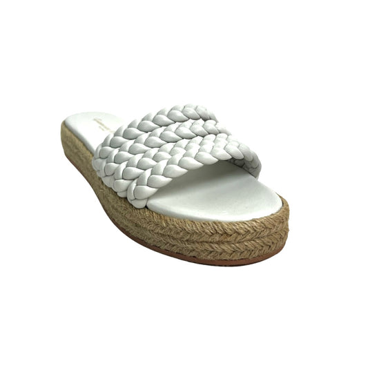 Marbella è una mule dalla punta arrotondata, realizzata in pelle di altissima qualità. La fascia frontale è caratterizzata da quattro cinturini in pelle finemente intrecciata. La suola in corda ne completa il design. Fatto a mano in Italia. Da Boutique Pelfini la puoi trovare nella misura 37.5 nuova mia indossata Di Linea