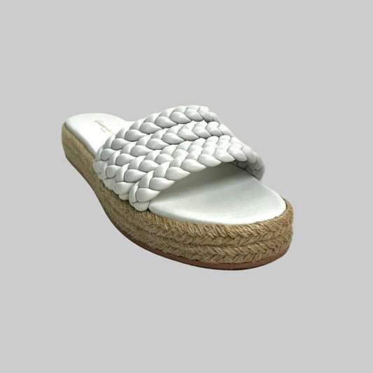 Marbella è una mule dalla punta arrotondata, realizzata in pelle di altissima qualità. La fascia frontale è caratterizzata da quattro cinturini in pelle finemente intrecciata. La suola in corda ne completa il design. Fatto a mano in Italia. Da Boutique Pelfini la puoi trovare nella misura 37.5 nuova mia indossata Di Linea