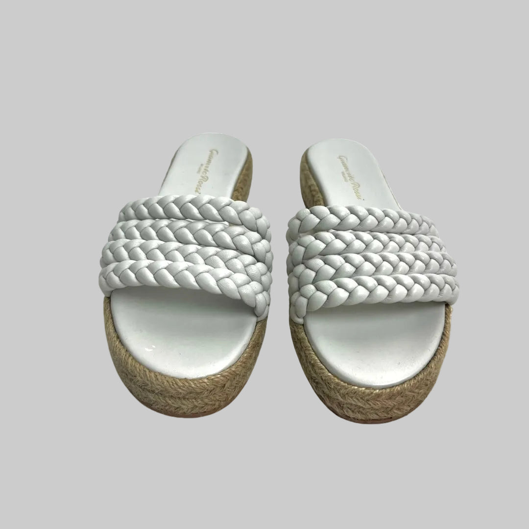 Marbella è una mule dalla punta arrotondata, realizzata in pelle di altissima qualità. La fascia frontale è caratterizzata da quattro cinturini in pelle finemente intrecciata. La suola in corda ne completa il design. Fatto a mano in Italia. Da Boutique Pelfini la puoi trovare nella misura 37.5 nuova mia indossata Di Linea