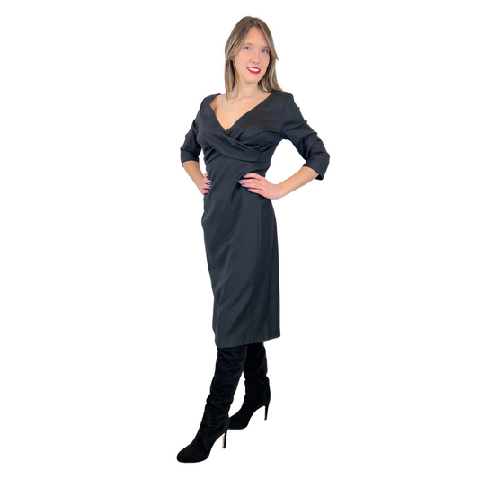 Abito tubino nero in fresco di lana con incrocio e intreccio sul seno, manica a 3/4, lunghezza abito midi. Tg. 46