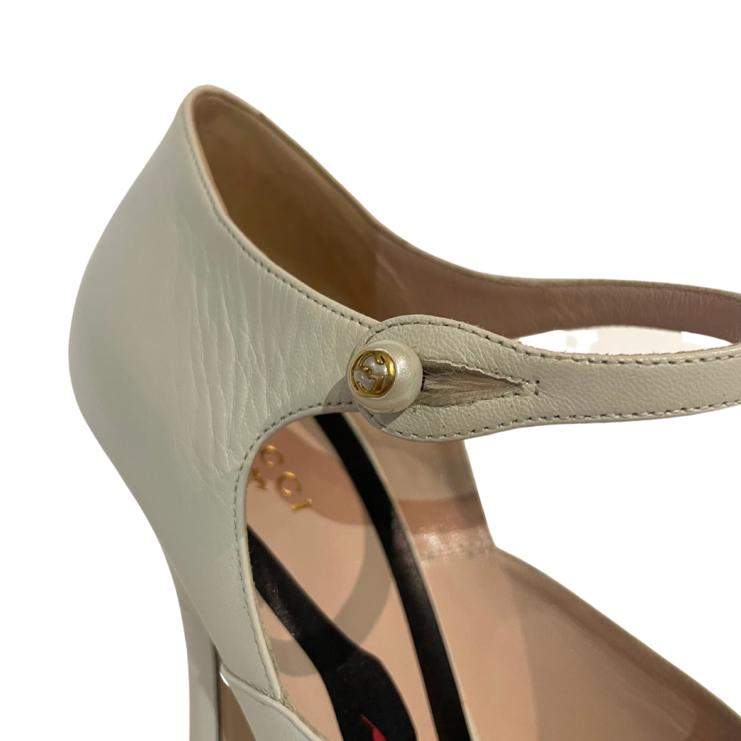 Scarpa bianco latte in pelle con tacco alto plateaux interno e laccio con chiusura perle. N. 39