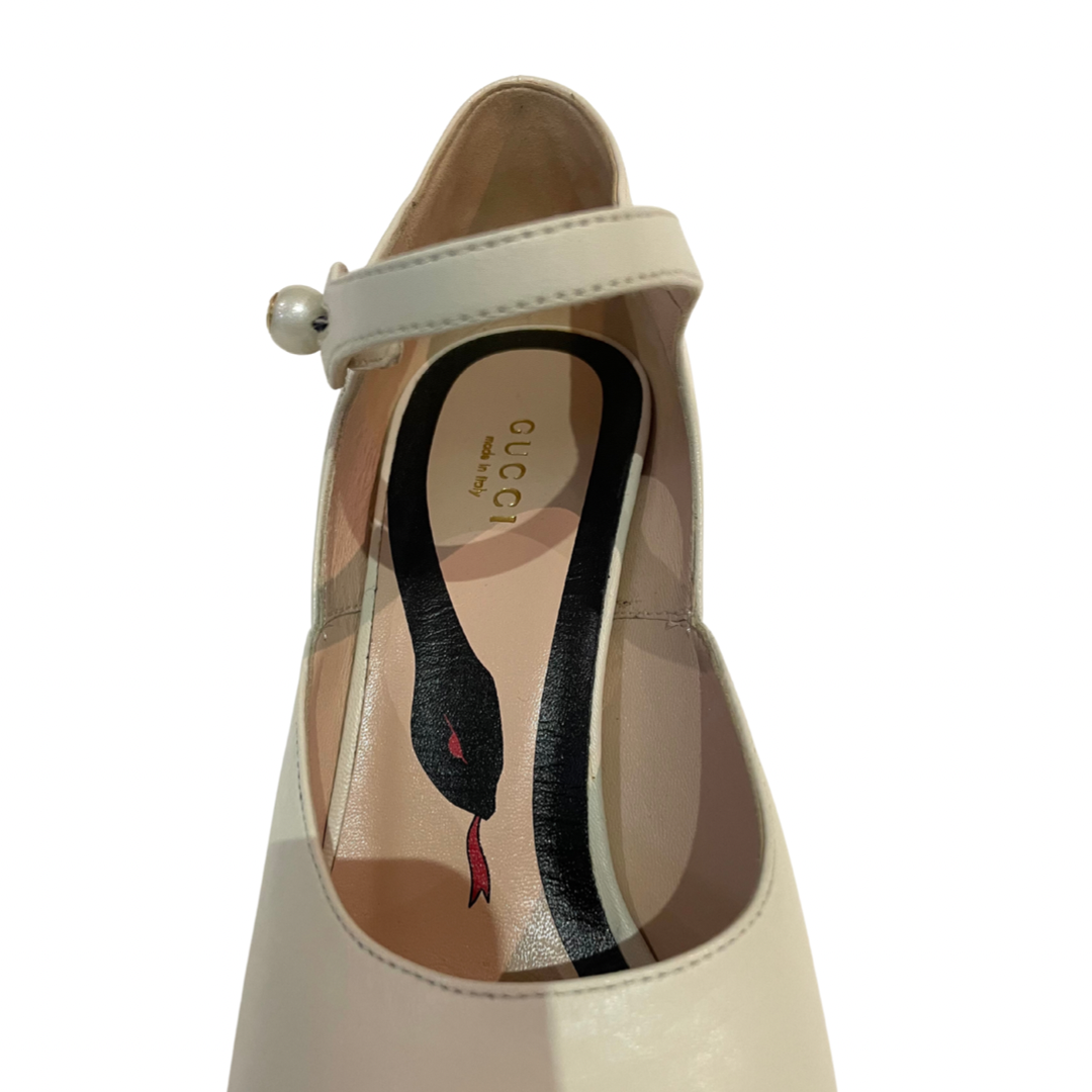 Scarpa bianco latte in pelle con tacco alto plateaux interno e laccio con chiusura perle. N. 39