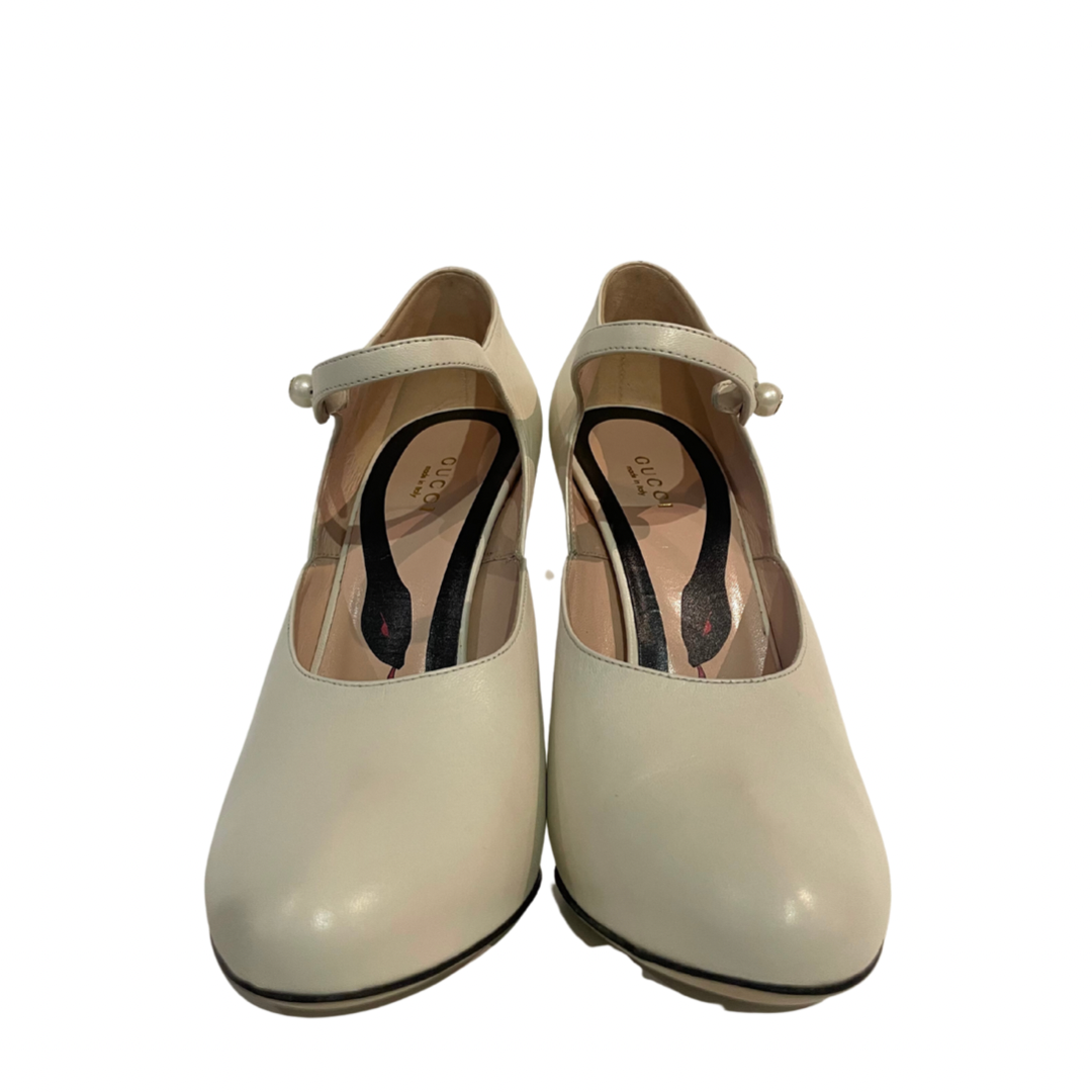 Scarpa bianco latte in pelle con tacco alto plateaux interno e laccio con chiusura perle. N. 39