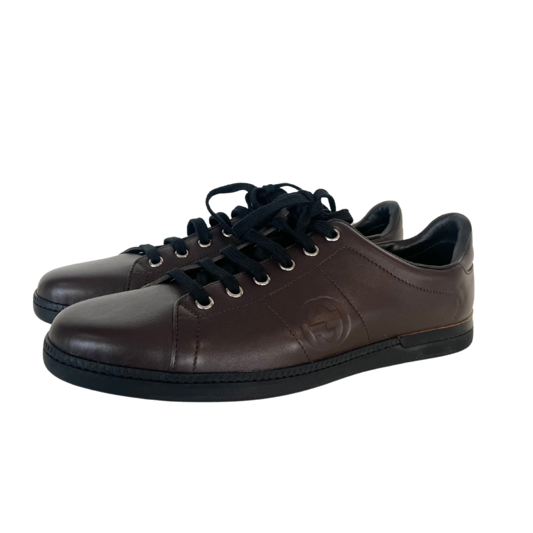 Scarpa sneakers in pelle liscia testa di moro con stringa e suola bassa nera con logo laterale.
