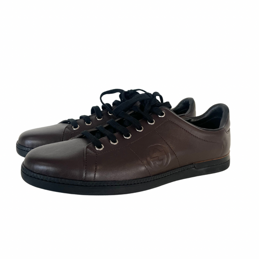Scarpa sneakers in pelle liscia testa di moro con stringa e suola bassa nera con logo laterale.
