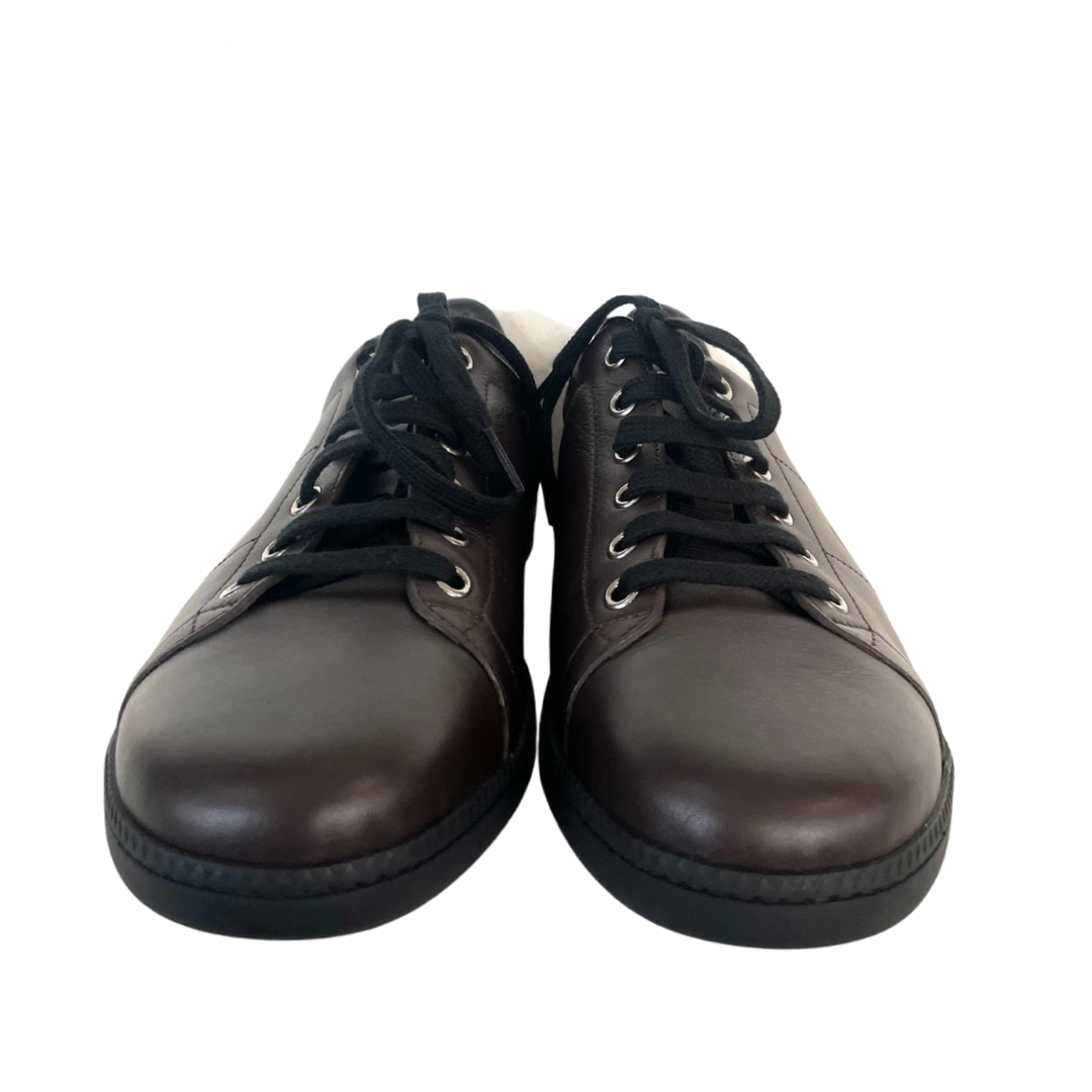 Scarpa sneakers in pelle liscia testa di moro con stringa e suola bassa nera con logo laterale.