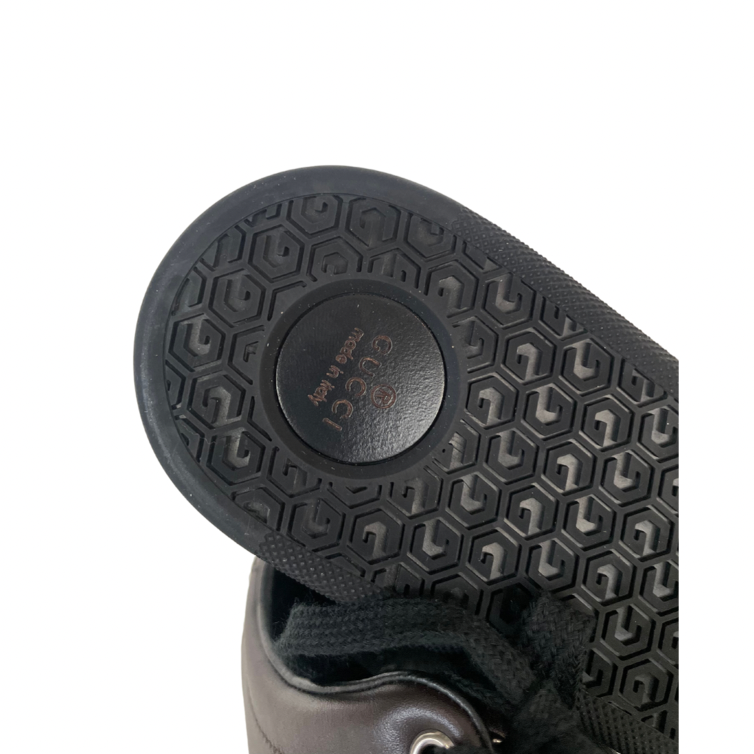 Scarpa sneakers in pelle liscia testa di moro con stringa e suola bassa nera con logo laterale.