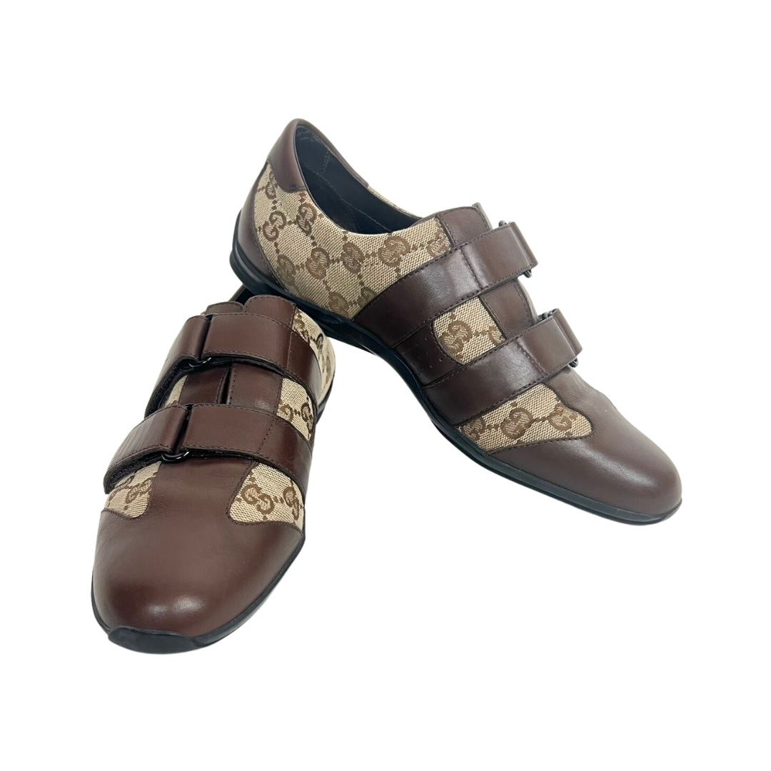 Scarpa sneakers in tessuto con logo beige e inserti in pelle marrone con chiusura a strappo.