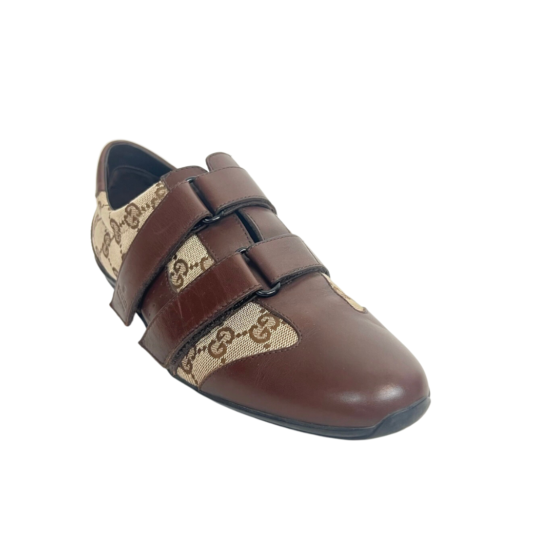 Scarpa sneakers in tessuto con logo beige e inserti in pelle marrone con chiusura a strappo.