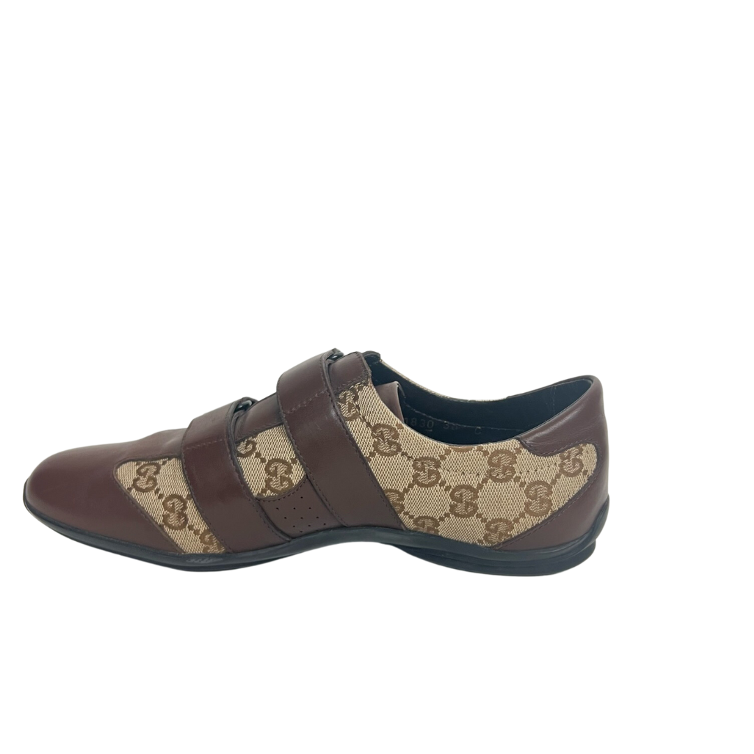 Scarpa sneakers in tessuto con logo beige e inserti in pelle marrone con chiusura a strappo.